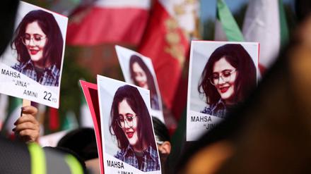 Befürworter der Frauenrechte im Iran halten bei einer Demonstration mit dem Gesicht Mahsa Aminis hoch. Das Foto wurde im September 2023 vor dem Weißen Haus in Washington, USA, aufgenommen. 