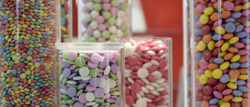 Schokolinsen sind am ersten Tag der Süßwarenmesse ISM an einem Stand zu sehen. 