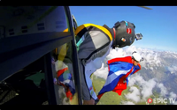Sprung in den Tod: Wingsuitflyer Mark Sutton (r.) filmt seinen letzten Flug mit der GoPro, die er an seinem Helm und an seinem Anzug befestigt hat. Tony Uragallo, der kurz nach ihm aus dem Hubschrauber springt, kann ihm beim Absturz nicht retten.