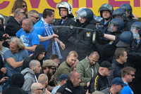 Auseinandersetzungen zwischen Polizei und Zuschauern während der Schlussphase des Spiels. Frankfurt gewinnt mit 2:1-Toren.