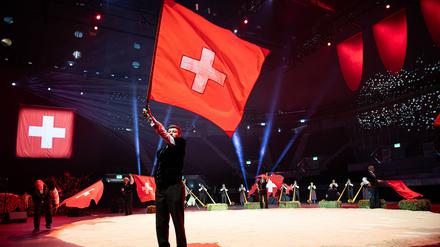 Fahnenschwinger bei der SVP-Wahlauftaktveranstaltung in der Swiss Life Arena in Zürich-Altstetten am 26.08.2023.