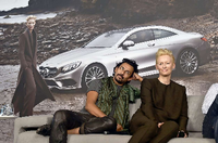 Spaß oder mehr Geschäft? Modedesigner Haider Ackermann und Oscar-Preisträgerin Tilda Swinton posieren bei der Vorstellung der jüngsten Mercedes-Benz Fashion-Kampagne im Bikini-Haus.