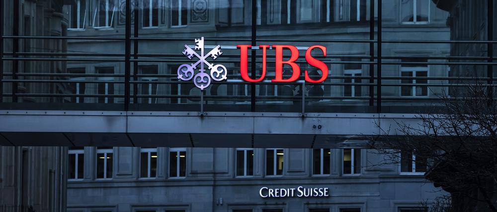 Die Logos der Banken Credit Suisse und UBS.