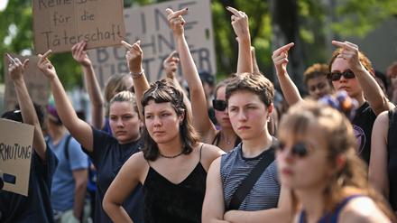 Mitglieder einer Schweizer Frauenrechtsgruppe demonstrieren vor der Eröffnung eines Rammstein-Konzerts im Wankdorf-Stadion in Bern am 17. Juni 2023.