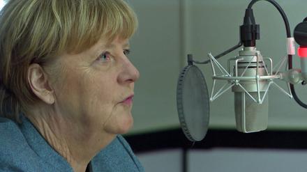Das Standbild aus dem Videomaterial der Aufzeichnung des Podcast „Sprechen wir über Mord!?“ zeigt Ex-Bundeskanzlerin Angela Merkel (CDU) im Studio.