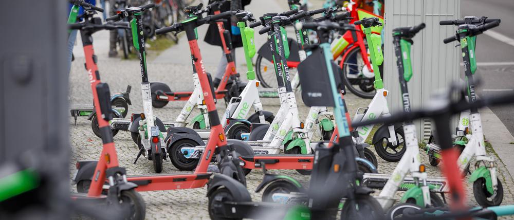 E-Scooter, wohin man schaut: Die SPD will die Anzahl der Roller begrenzen.