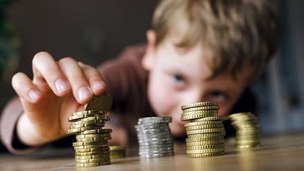 So viele Münzen: Mike Schäfer zufolge sollten Eltern ihre Kinder zwar dazu animieren, einen Teil ihres Taschengelds zurückzulegen. Bestimmen sollten sie es aber nicht.