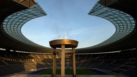 Das olympischen Feuer brennt am 18.02.2015 in Berlin im Olympiastadion. Die Entzündung des Feuers ist eine Aktion des Senats zur Olympia-Bewerbung der Stadt. Foto: Maurizio Gambarini/dpa +++(c) dpa - Bildfunk+++