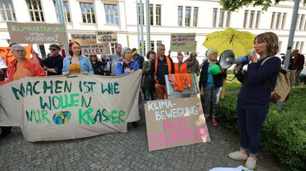 Sympathisanten der Letzten Generation protestierten am Justizzentrum in Potsdam gegen die Kriminalisierung der Klima-Aktivisten.