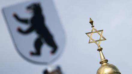 Das Wappen der Stadt Berlin ist vor dem Davidstern auf der Kuppel des Centrum Judaicum, in dem sich auch die Neue Synagoge Berlin und die Jüdische Gemeinde zu Berlin befindet, zu sehen.