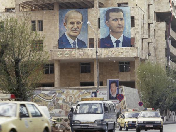 Damaskus, Syrien: Plakate von Hafez Al-Hassad und Bashar al-Assad. Das Foto stammt aus der Zeit vor der Revolution.