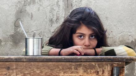 Ein syrisches Mädchen in einer Notunterkunft, die in einem ehemaligen Schulgebäude für die Erdbebenopfer eingerichtet wurde.