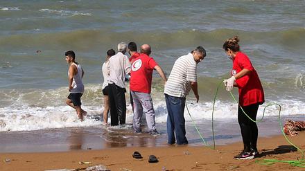 Bergungssarbeiten am Strand von Tartus.