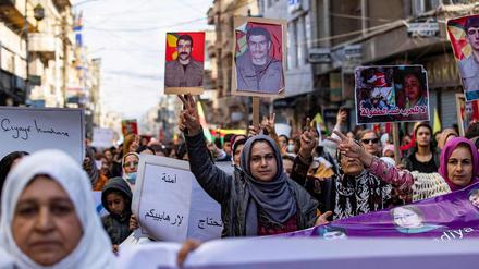 Syrische Kurden demonstrieren in Kamischli, im Nordosten Syriens. 
