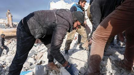 Helfer im Dorf Besnaya in der von Rebellen kontrollierten Provinz Idlib im Nordwesten Syriens bekommen keine HIlfe von außen. 