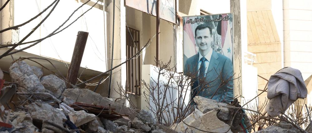 Ein Poster von Baschar al-Assad im syrischen Erdbebengebiet.