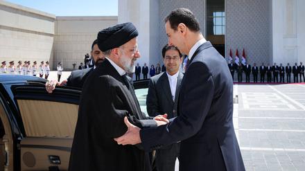 Vor einem Jahr empfing Syriens Herrscher Baschar al Assad (rechts) Irans Präsident Ebrahim Raisi, der kürzlich bei einem Hubschrauberabsturz ums Leben kam.