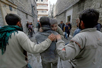 Die Opferseite: Bewohner einer Ortschaft nahe Aleppo bringen sich nach einem Bombenangriff regimetreuer Soldaten in Sicherheit.