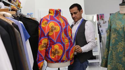 Syrischer Designer arbeitet bei "All Fab Ethical" in Babelsberg. Der Laden ist spezialisiert auf upcycling. Hier entsteht Kleidung aus z.B. Sofastoff und Steppdecken.