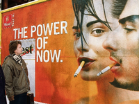 Ein Werbeplakat für Zigaretten 1997 in München.