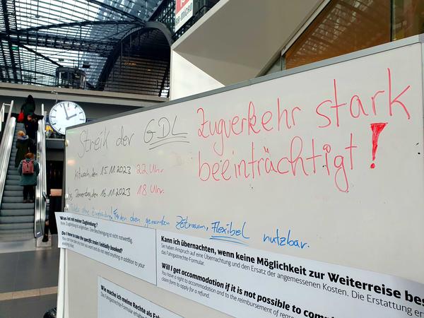 Eine Tafel weist am Berliner Hauptbahnhof auf den Warnstreik der GDL hin.