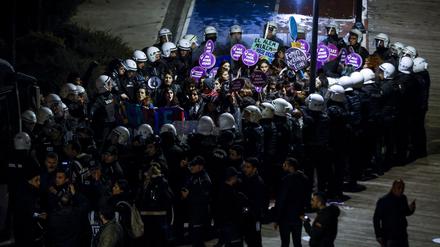 Polizisten umringen eine Gruppe von Frauen, die anlässlich des Internationalen Tages zur Beseitigung von Gewalt gegen Frauen in Istanbul protestieren. 