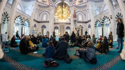 Besucher der Berliner Sehitlik-Moschee hören sich am Tag der offenen Moschee 2018 einen Vortrag an. 