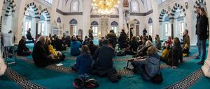 Besucher der Berliner Sehitlik-Moschee hören sich am Tag der offenen Moschee 2018 einen Vortrag an. 