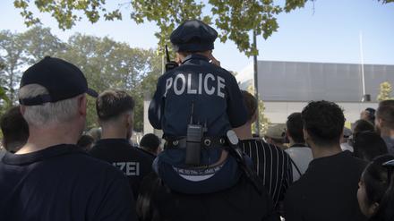 10.09.2023, Berlin: «Police» steht auf der Jacke des kleinen Besuchers beim Tag der offenen Tür der Berliner Polizei. Foto: Paul Zinken/dpa +++ dpa-Bildfunk +++