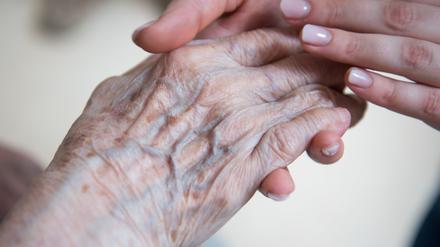 Hand in Hand. Vor allem alte Menschen sind oft abhängig von der Pflege und Fürsorge anderer.