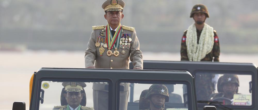 Seniorgeneral Min Aung Hlaing (vorne,M), Chef des Militärrates von Myanmar, inspiziert Offiziere während einer Parade zum 78. Tag der Streitkräfte Myanmars. 