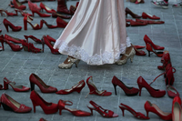 Die roten Schuhe symbolisieren in Mexiko die vielen ermordeten Frauen.