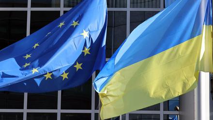 Vor dem Europäischen Parlament in Brüssel flattern die europäische und die ukrainische Flagge nebeneinander.