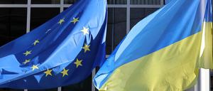 Vor dem Europäischen Parlament in Brüssel flattern die europäische und die ukrainische Flagge nebeneinander.