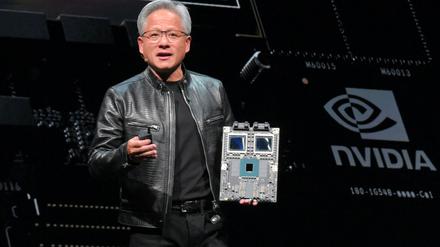 Jensen Huang, CEO von Nvidia, präsentiert ein Produkt auf der Computex 2024 in Taipeh.