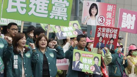 Anhänger des taiwanesischen Vizepräsidenten und Präsidentschaftskandidaten der Demokratischen Fortschrittspartei, William Lai, rufen während seiner Wahlkampagne am Mittwoch, 3. Januar 2024, an einer Kreuzung in Taipeh, Taiwan, Slogans. Taiwan wird seine Präsidentschaftswahlen am 13. Januar 2024 abhalten. 
