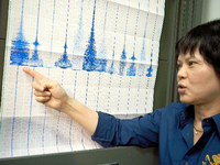 Eine Expertin für Seismologie in Taiwan zeigt die Dokumentation des Erdbebens der Stärke 6, 6.