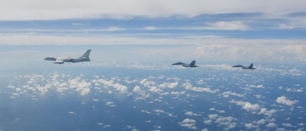 Kampfflugzeuge des Ostkommandos der chinesischen Volksbefreiungsarmee (PLA) führen während gemeinsamer Kampfübungen um die Insel Taiwan Operationen durch.