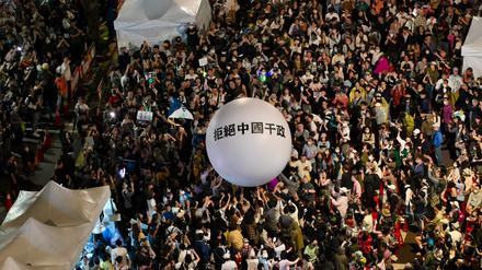 Anhänger der regierenden Demokratischen Fortschrittspartei (DPP) demonstrieren nach der Verabschiedung des Gesetzentwurfs zur Parlamentsreform vor dem Parlament in Taipeh am 28. Mai 2024.