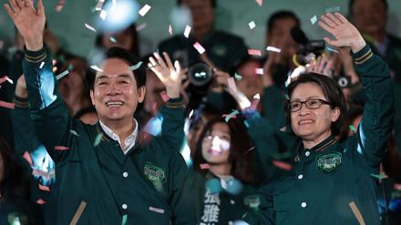 Wahlgewinner William Lai (links) und die zukünftige Vizepräsidentin Hsiao Bi-khim. In der Vergangenheit hat sich Lai für eine Unabhängigkeit Taiwans ausgesprochen, jetzt tritt er bewusst moderat auf.