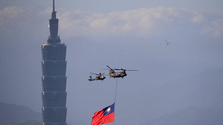 Hubschrauber üben in Taipeh für den Nationalfeiertag