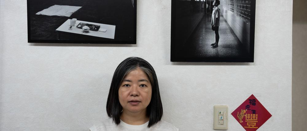 Lin Hsin-yi, Aktivistin von der NGO Taiwan Alliance to End the Death Penalty, steht vor Fotos aus einem Todestrakt.