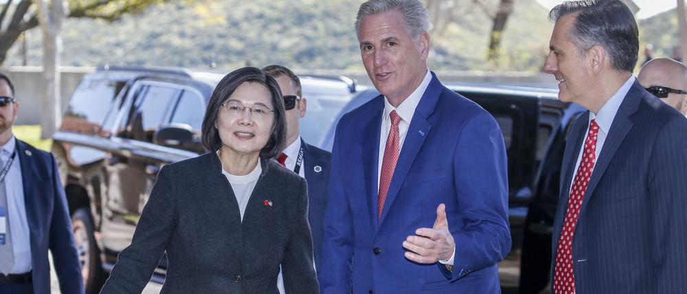 Kevin McCarthy (2.v.r), Sprecher des Repräsentantenhauses, begrüßt Tsai Ing-wen, Präsidentin von Taiwan, bei ihrer Ankunft in der Ronald Reagan Presidential Library in Simi Valley. 