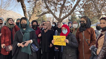 Afghanische Frauen nehmen an einer Demonstration gegen das kürzlich verhängte Universitätsverbot für Frauen teil.