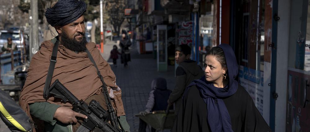 Ein Taliban-Kämpfer kontrolliert eine Straße.