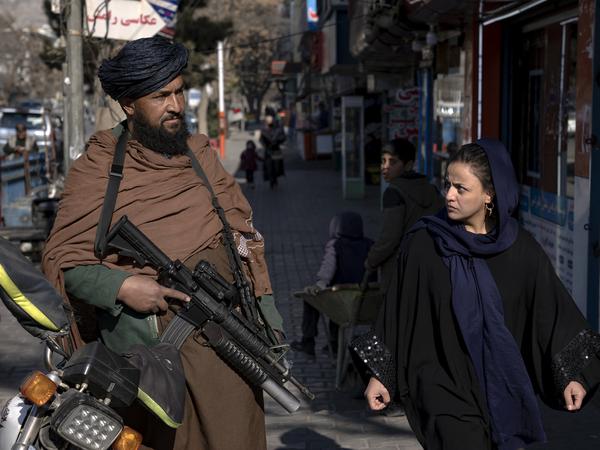 Die Taliban beschneiten massiv die Rechte der Frauen. Doch zumindest in Kabul versuchen Frauen, es nicht so ganz genau mit dem Verschleierungsgebot.