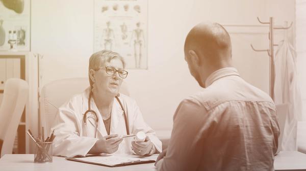 Symbolbild. Eine Ärztin spricht mit einem Patienten über Behandlungsmöglichkeiten.