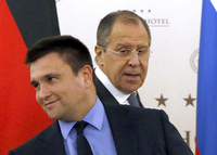 Russlands Außenminister Sergej Lawrow (rechts) mit seinem ukrainischen Amtskollegen Pawlo Klimkin vor den Gesprächen in Minsk.