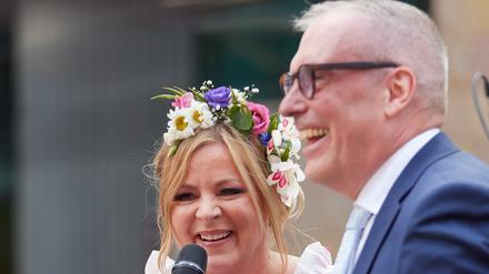Blumenkranz gehört dazu: Botschafts-Kulturfrau Tanja Huutonen und Nachfolger Dan Ekholm.