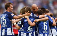 Läuft doch. Herthas Spieler bejubeln ihren ersten Saisonsieg in der Bundesliga.